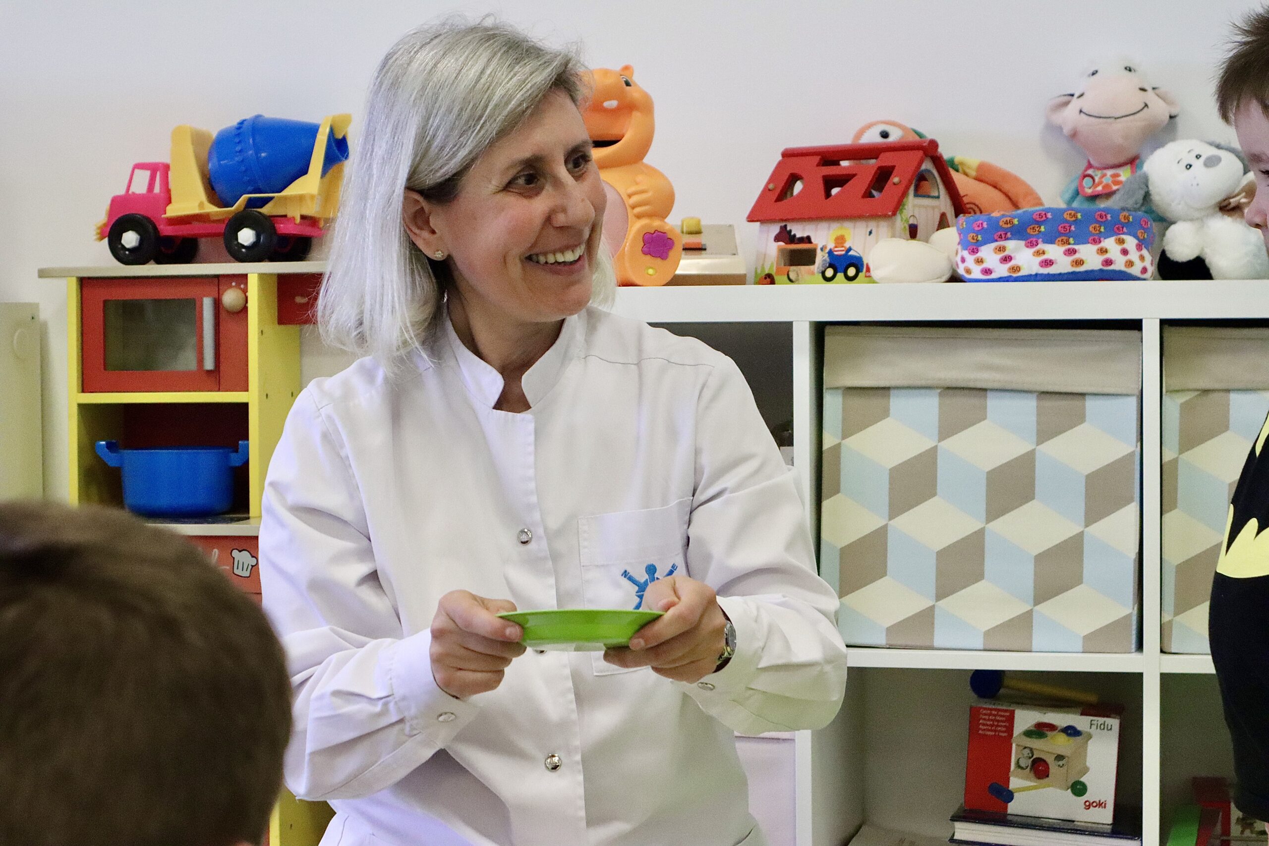 Psicóloga infantil apoyando el desarrollo integral